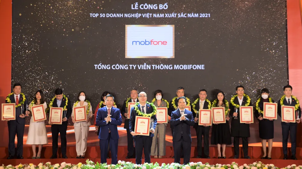 Đại diện MobiFone nhận giải thưởng