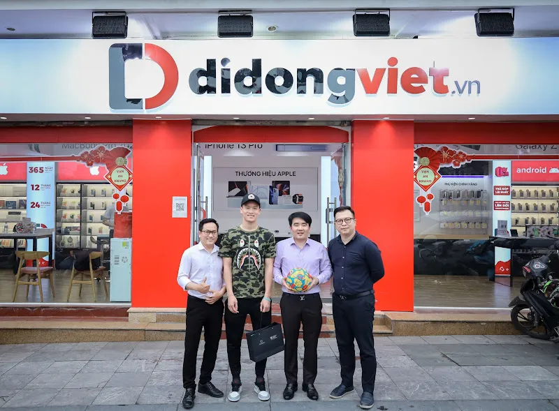 Nam cầu thủ Hoàng Đức tại cửa hàng Di Động Việt 3A Lê Thái Tổ, Hoàn Kiếm