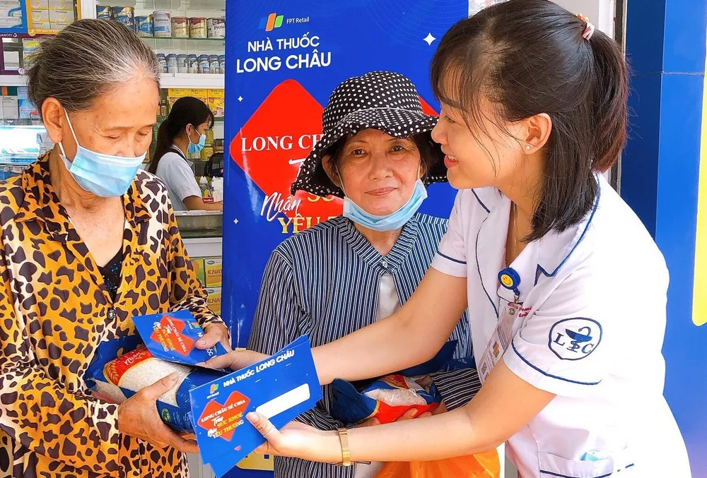 Tặng người nghèo thuốc đặc trị Covid-19  ​là một trong nhiều hoạt động Long Châu sẻ chia