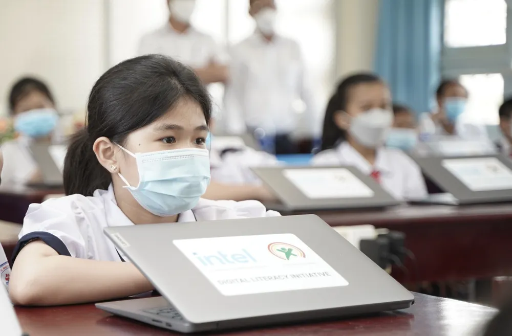 Intel Products Việt Nam trao tặng 150 máy tính xách tay và 10 robot cho học sinh  ảnh 1