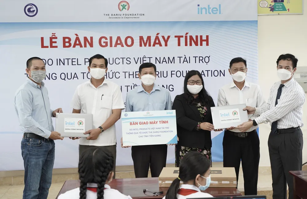 IPV  phối hợp cùng Quỹ Dariu trao máy tính cho học sinh