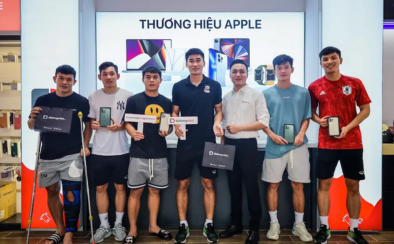 Cầu thủ Nhâm Mạnh Dũng, Phan Tấn Tài, Nguyễn Thanh Bình sở hữu iPhone 13 Pro Max tại Di Động Việt ảnh 1