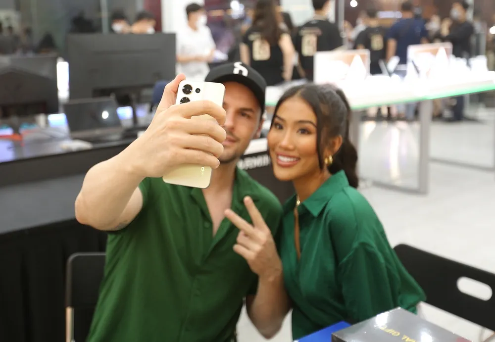 Khách hàng nhận Reno8 Series  và dùng ngay tức thì tại FPT Shop