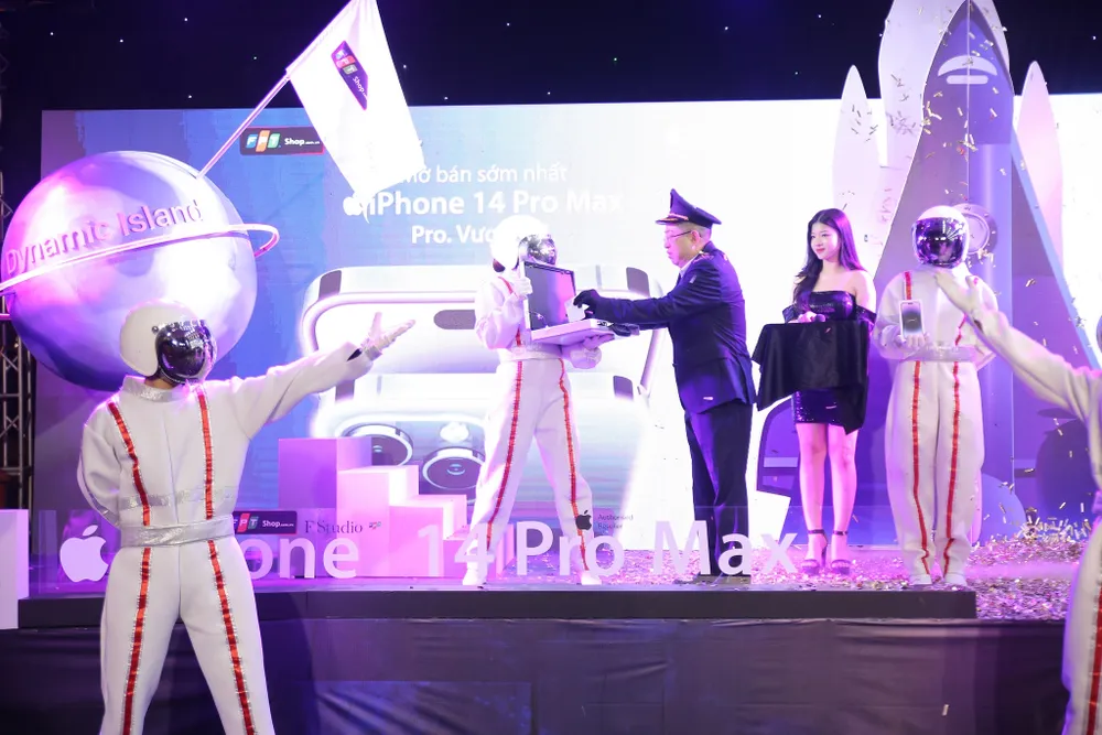 Rạng sáng nay, hàng loạt nhà bán lẻ giao iPhone 14 Series VN/A đến tay người tiêu dùng ảnh 5