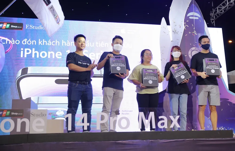 Rạng sáng nay, hàng loạt nhà bán lẻ giao iPhone 14 Series VN/A đến tay người tiêu dùng ảnh 6