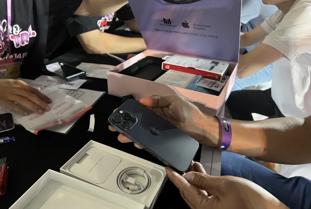 Rạng sáng nay, hàng loạt nhà bán lẻ giao iPhone 14 Series VN/A đến tay người tiêu dùng ảnh 1