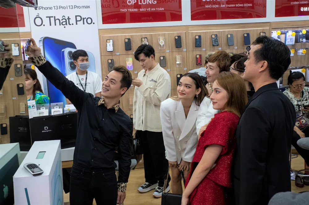 Rạng sáng nay, hàng loạt nhà bán lẻ giao iPhone 14 Series VN/A đến tay người tiêu dùng ảnh 3