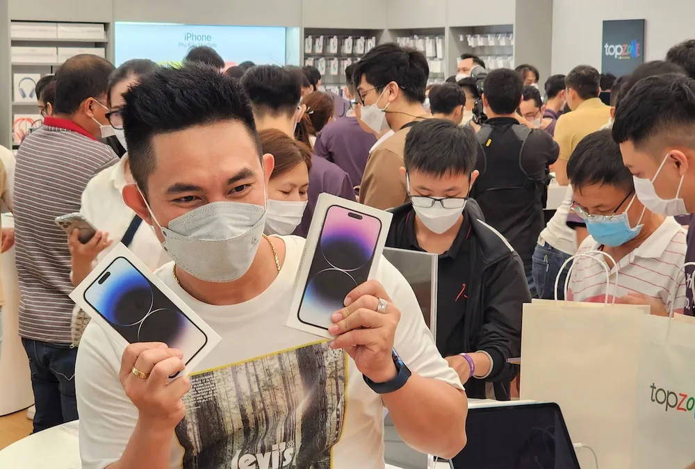Rạng sáng nay, hàng loạt nhà bán lẻ giao iPhone 14 Series VN/A đến tay người tiêu dùng ảnh 7