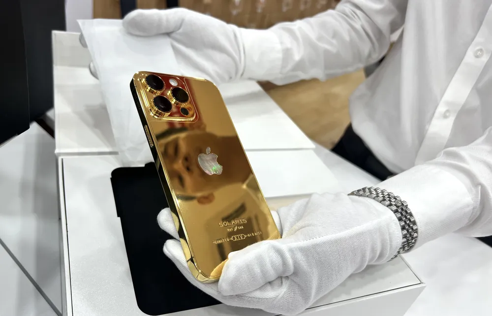 Cận cảnh vẻ lấp lánh của chiếc iPhone 14 Pro Max mạ vàng, đá quý  ảnh 3