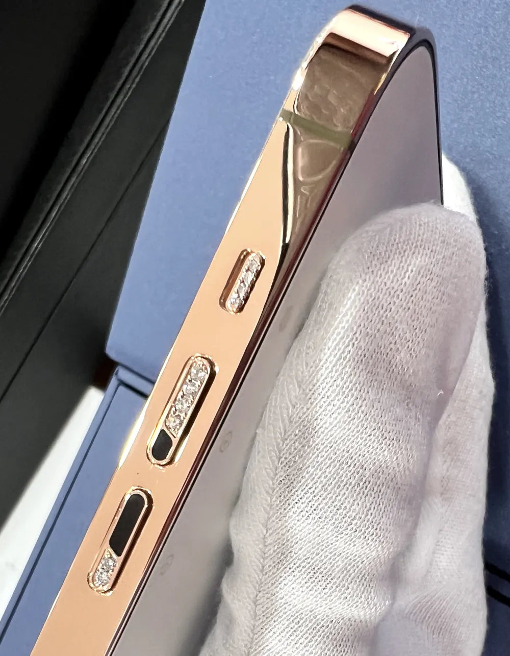 Cận cảnh vẻ lấp lánh của chiếc iPhone 14 Pro Max mạ vàng, đá quý  ảnh 5