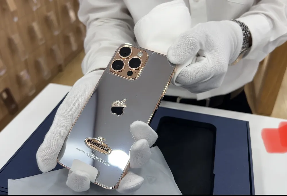 Cận cảnh vẻ lấp lánh của chiếc iPhone 14 Pro Max mạ vàng, đá quý  ảnh 6
