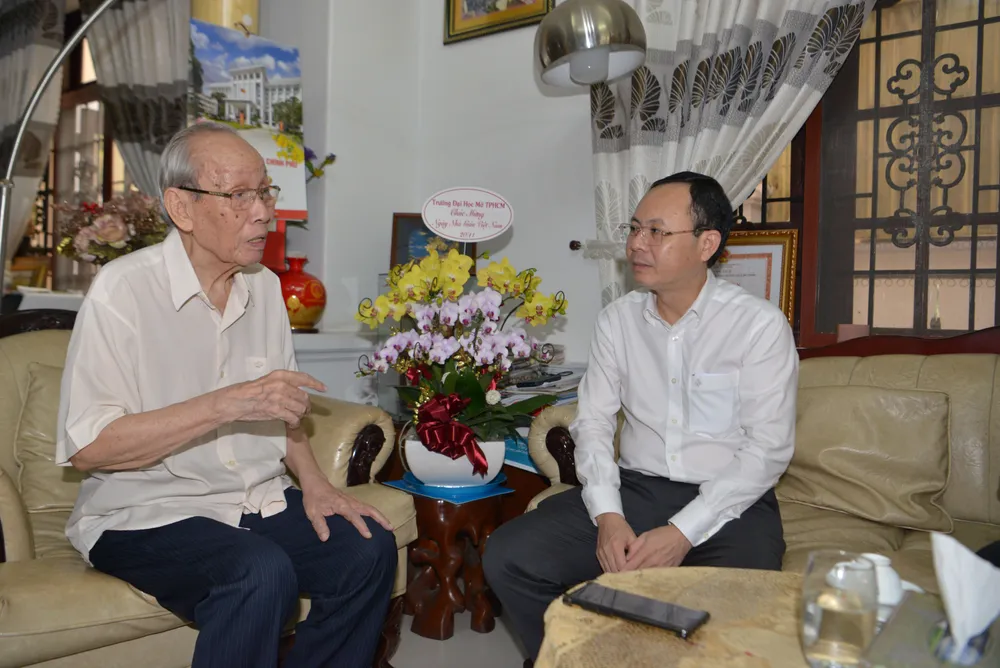 Phó Bí thư Thành ủy TPHCM Nguyễn Văn Hiếu thăm, chúc mừng các nhà giáo nhân dịp 20-11 ảnh 3