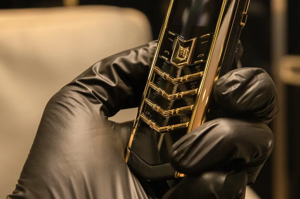 Vertu Signature V Pure Black Full Gold có giá gần 2,3 tỷ đồng, là chiếc điện thoại đắt nhất Việt Nam ảnh 1