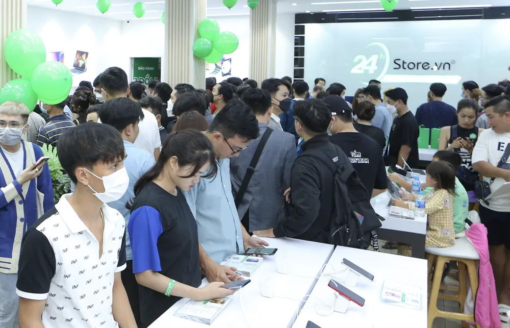 Dịp này, 24hStore còn chiêu đãi khách hàng bằng vô vàn ưu đãi hấp dẫn chưa từng có với hàng loạt phụ kiện chính hãng giảm sốc đến 70%, điện thoại giảm sốc đến 68%.