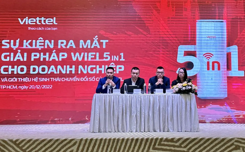 Đại diện Viettel Telecom giải đáp các thắc mắc của doanh nghiệp