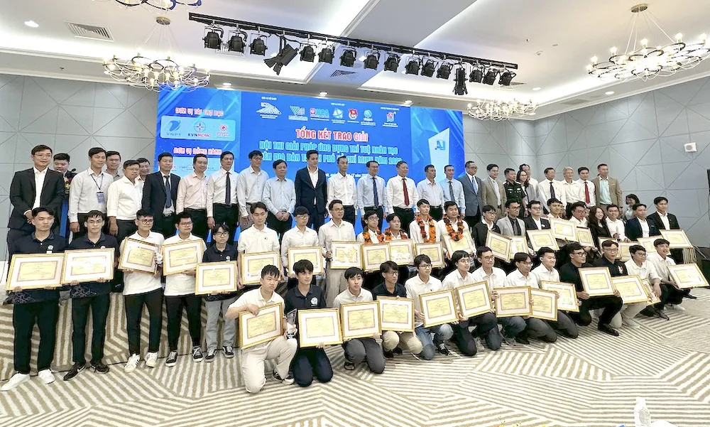 Lãnh đạo TPHCM trao giải cho các thí sinh đoạt giải Hội thi Giải pháp ứng dụng AI 2022.