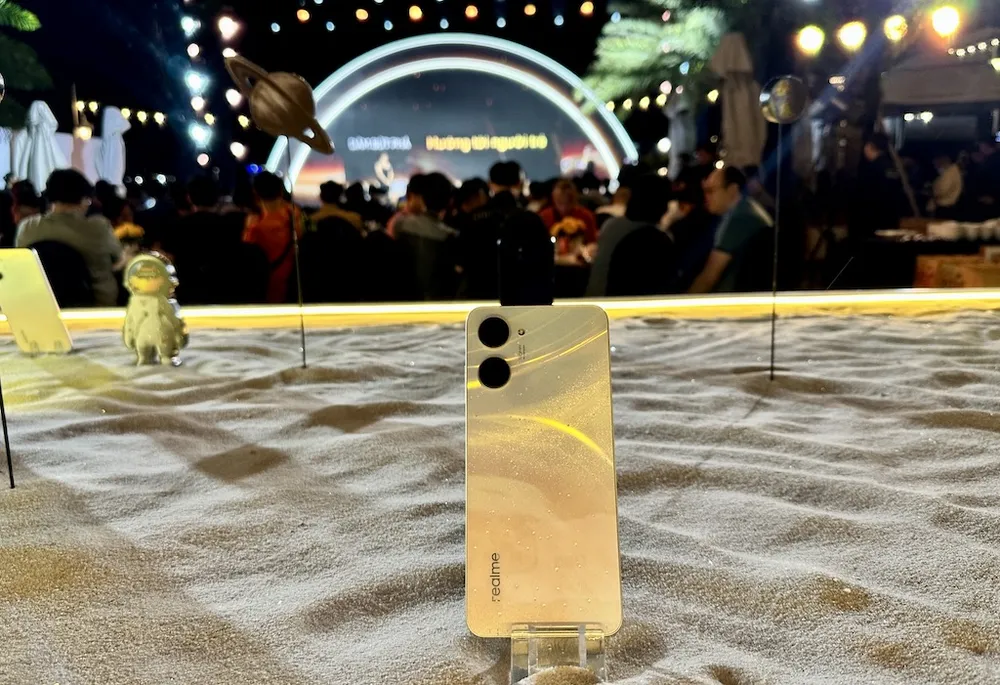 realme 10 cũng được trang bị jack cắm tai nghe 3.5mm, loa UltraBoom siêu âm lượng 200% và hỗ trợ cảm biến vân tay ở cạnh màn hình. Máy chạy trên hệ điều hành Android 12, giao diện realme UI 3.0.