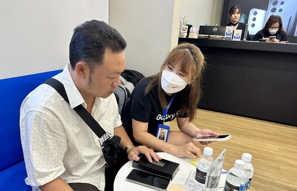 Khách hàng nhận Galaxy S23 Series tại MT Smart