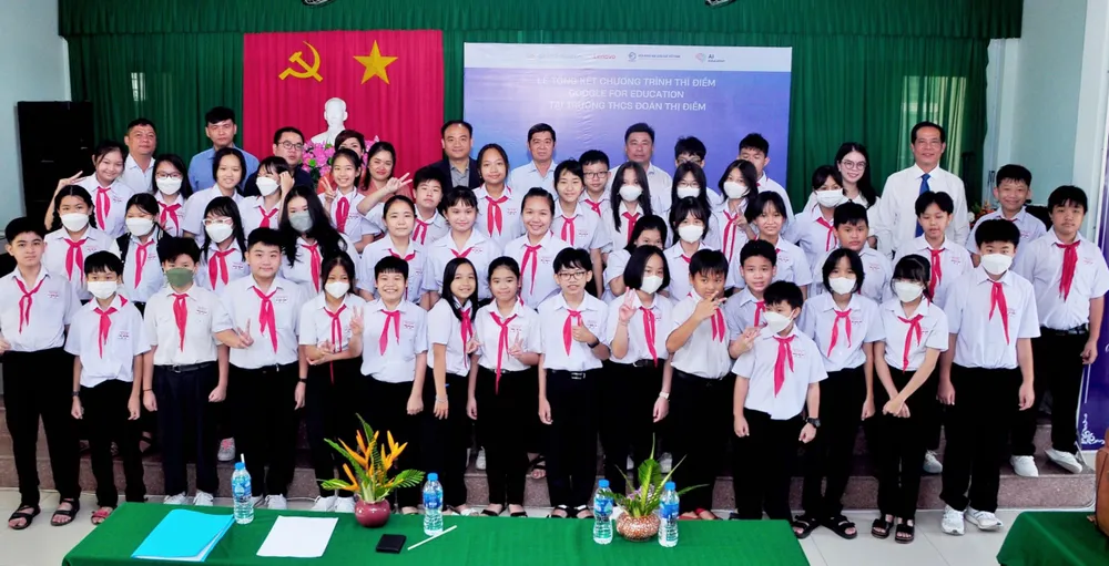 Các em học sinh chụp hình lưu niệm cùng các đơn vị hỗ trợ chương trình