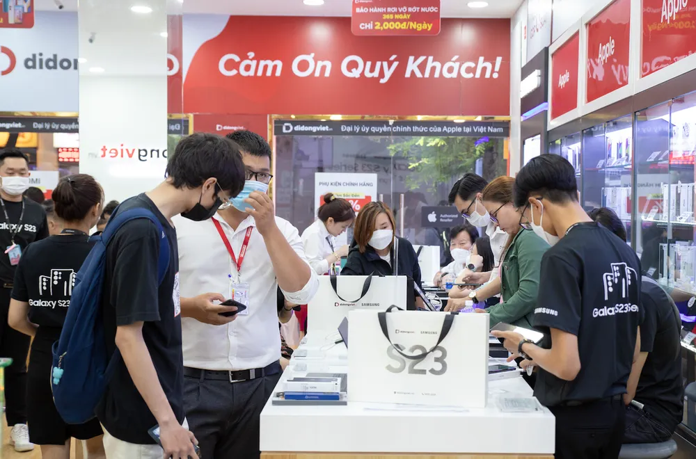 Khách hàng nhận Galaxy S23 Series tại Di Động Việt