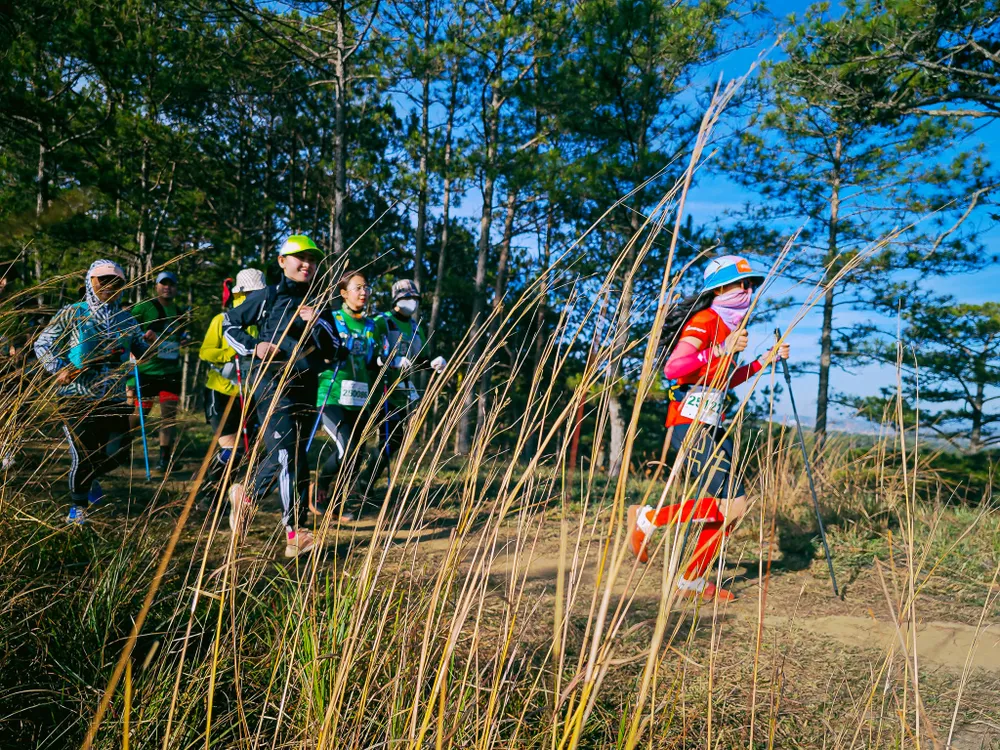 Mới xuất phát, nhiều người còn khỏe nên tươi cười vui vẻ