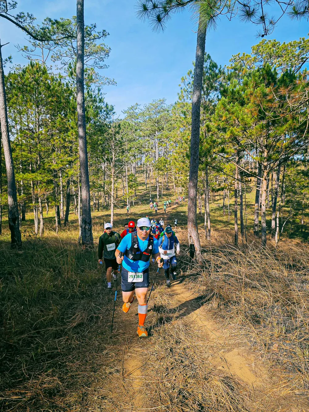 Ở một con dốc, từng tốp vận động viên cố gắng tiến lên phía trước nhanh nhất có thể