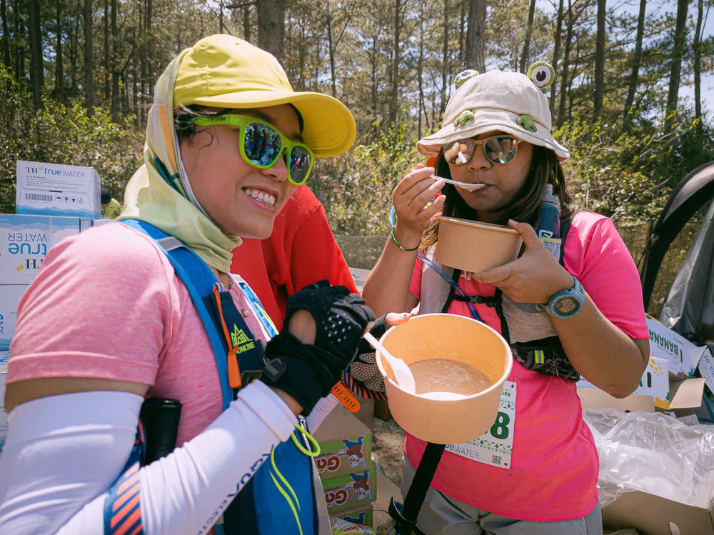 Tranh thủ nạp năng lượng, là cháo ăn liền do ban tổ chức cung cấp