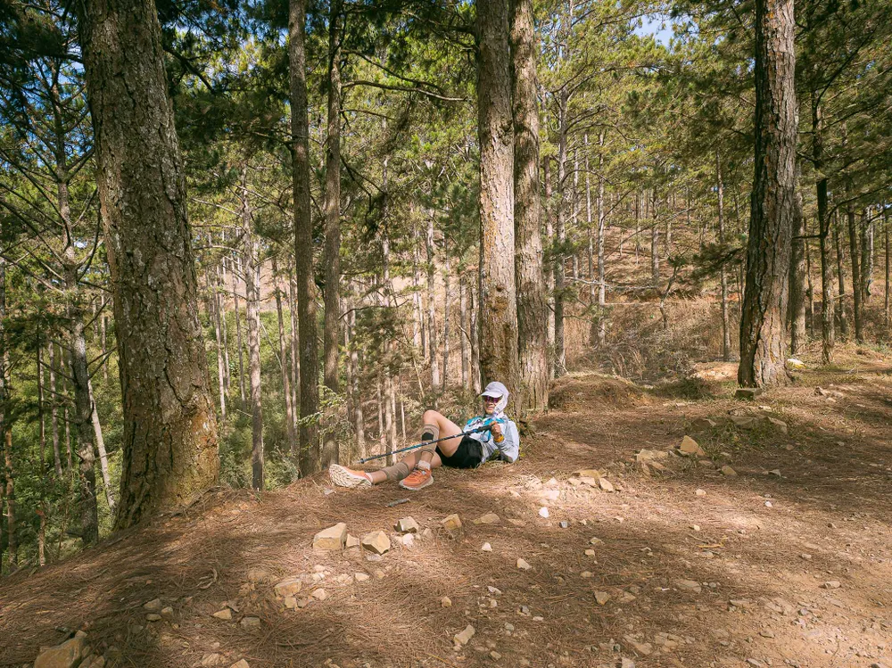 Anh bạn này thích nằm trên dốc nhìn những người khác đang leo dốc, cũng là một cách thư giãn