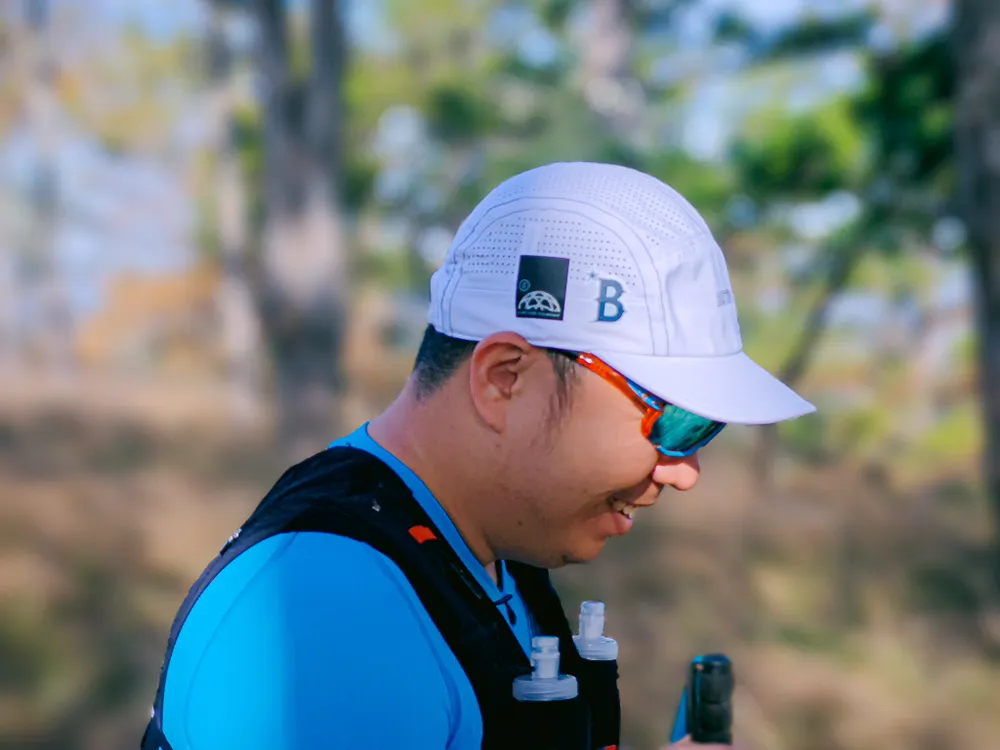 Người bạn cười khi biết ai đó đang chụp hình mình