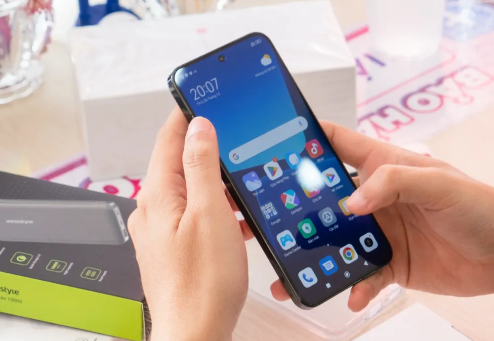 Khách hàng trải nghiệm sản phẩm Xiaomi 13 Series tại FPT Shop