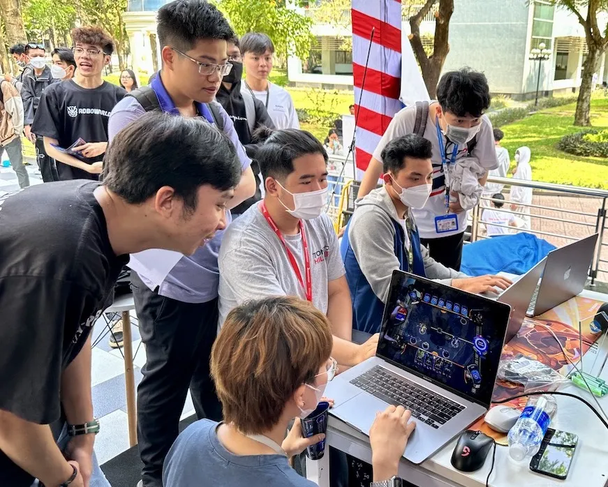 Các sinh viên tìm hiểu về game tại sự kiện
