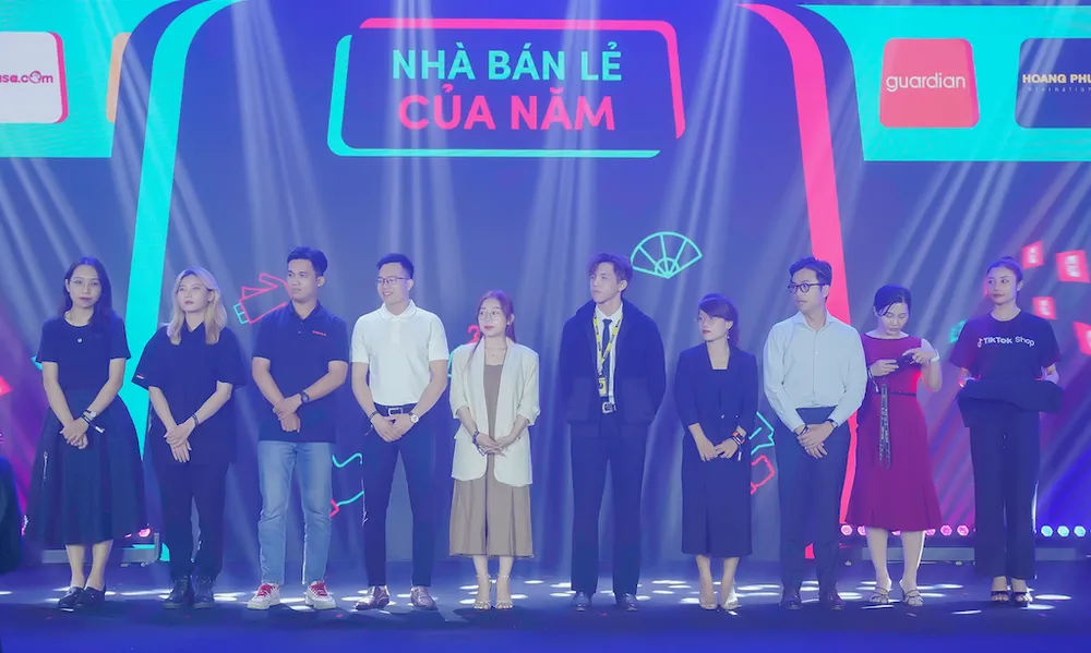 Bà Phùng Phương, đại diện truyền thông của Di Động Việt (thứ 4 từ phải qua) nhận kỷ niệm chương tại sự kiện. Bà Phùng Phương, đại diện truyền thông của Di Động Việt (thứ 4 từ phải qua) nhận kỷ niệm chương tại sự kiện.