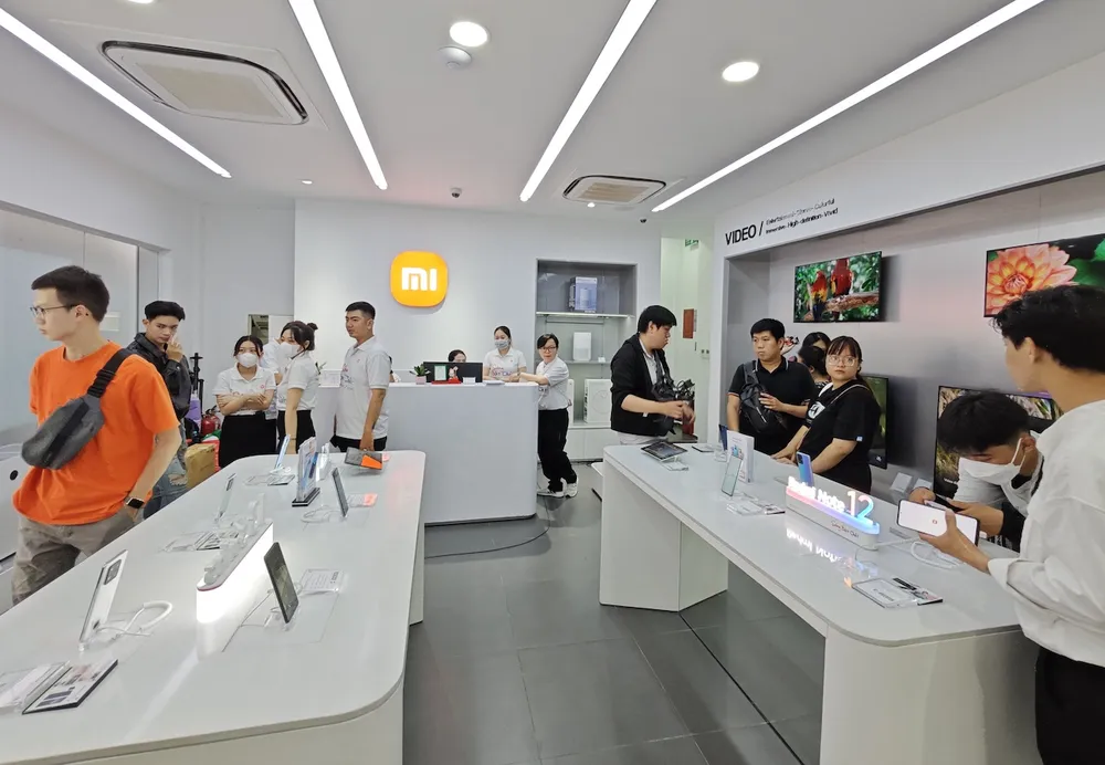 Đặc biệt trong chương trình Xiaomi Fan Festival năm nay, Xiaomi còn phát hành nhiều deal khuyến mại cực hời cho dòng sản phẩm Redmi Note 12. Từ ngày 7 đến 18-4, khi đặt mua Redmi Note 12 Series, khách hàng sẽ được giảm ngay 300.000 đồng với gói bảo hành lên đến 18 tháng cùng chương trình trả góp 0%