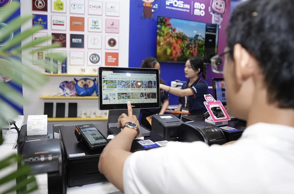 Đến nay, tính năng này đã được hơn 1.000 đối tác là các chủ quán cà phê, trà sữa sử dụng. Các doanh nghiệp có thể tiết kiệm tối đa chi phí nhờ tận dụng nền tảng công nghệ mà vẫn có thể tiếp cận trực tiếp và nhanh chóng hàng chục triệu người dùng MoMo Đến nay, tính năng này đã được hơn 1.000 đối tác là các chủ quán cà phê, trà sữa sử dụng. Các doanh nghiệp có thể tiết kiệm tối đa chi phí nhờ tận dụng nền tảng công nghệ mà vẫn có thể tiếp cận trực tiếp và nhanh chóng hàng chục triệu người dùng MoMo