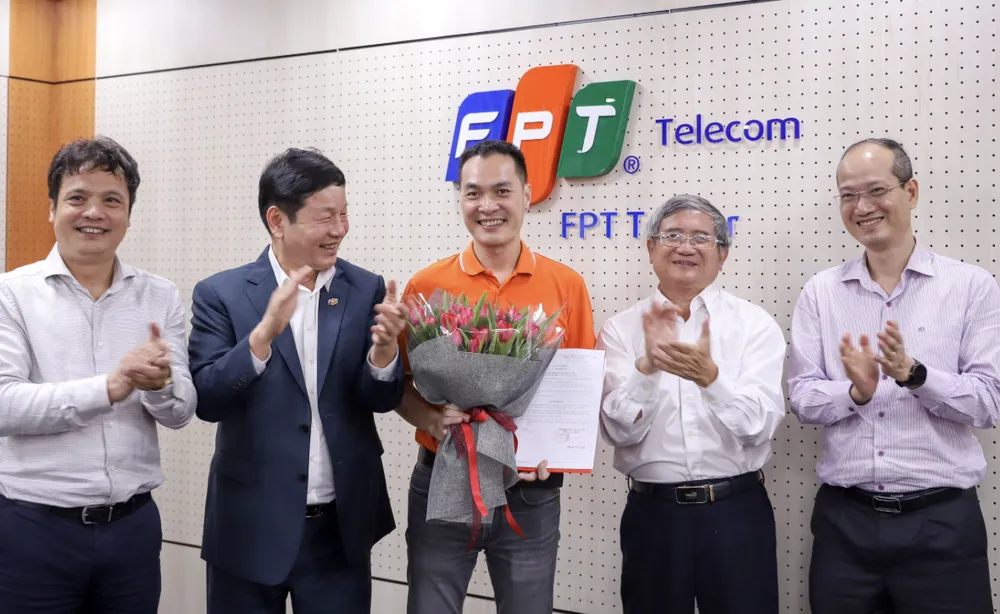 Tân Tổng Giám đốc FPT Telecom, ông Nguyễn Hoàng Linh nhận quyết định và hoa chúc mừng từ Ban Lãnh đạo FPT