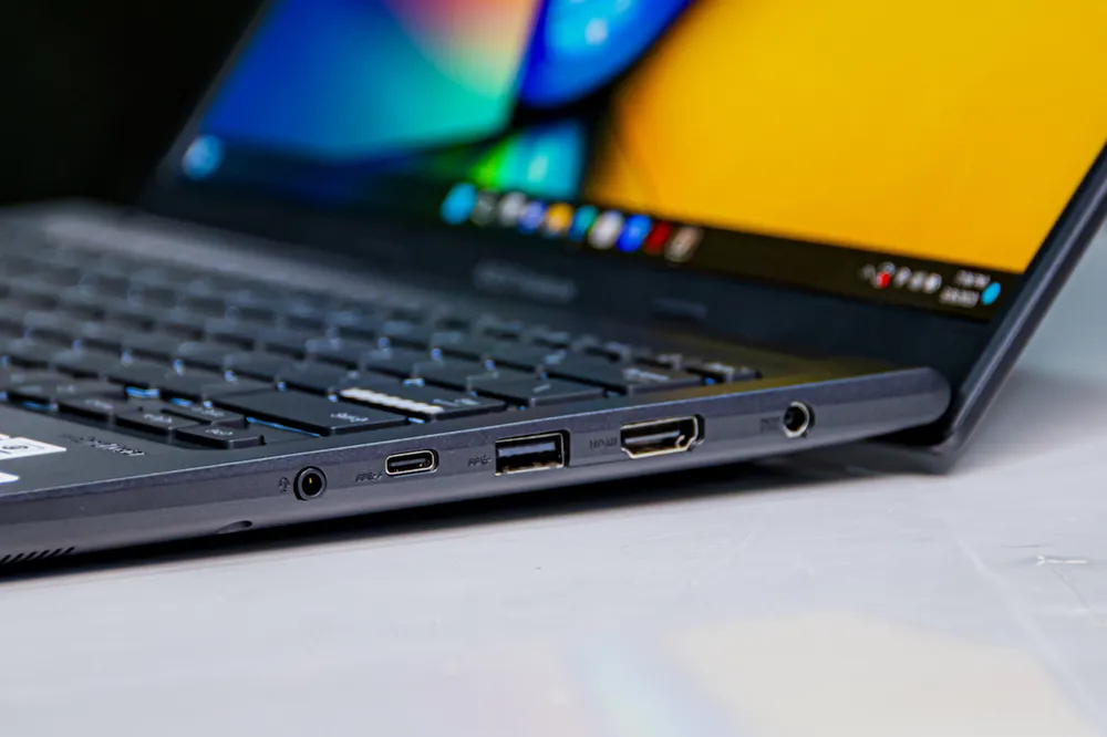 Các cổng kết nối của Vivobook 14X/15X OLED