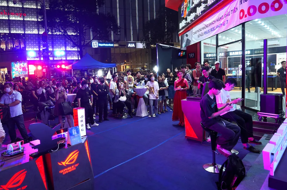 Không khí tại buổi mở bán sớm sản phẩm điện thoại Asus ROG Phone 7 tại FPT Shop Không khí tại buổi mở bán sớm sản phẩm điện thoại Asus ROG Phone 7 tại FPT Shop