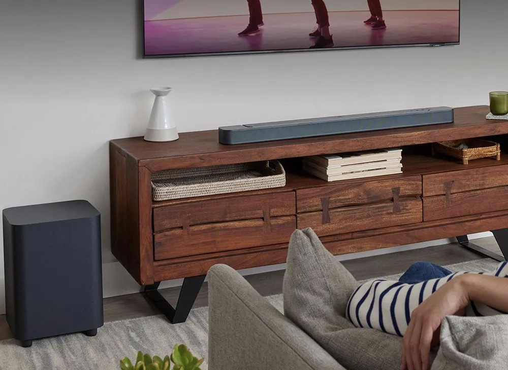 Cả 3 sản phẩm Soundbar mới của JBL đều trang bị tính năng kết nối và tích hợp trợ lý giọng nói tiên tiến nhất. Đơn giản chỉ cần kết nối JBL Bar 500 với thiết bị hỗ trợ trợ lý giọng nói là có thể ngay lập tức yêu cầu Alexa, Google Assistant hoặc Siri phát tất cả các bài hát bạn yêu thích của bạn đến Soundbar