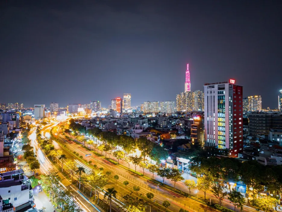 Thuật toán Nightography đủ thông minh để phơi sáng nhưng vẫn không làm những vật chuyển động (người đi lại, xe ô tô) bị mờ nhòe.