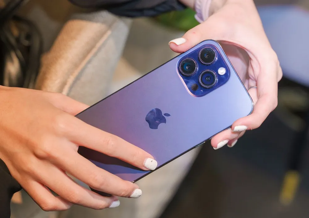 So với giá trên cửa hàng trực tuyến của Apple tại Việt Nam, giá bán iPhone 14 Pro Max tại Di Động Việt đang rẻ hơn khoảng 4 - 5 triệu đồng