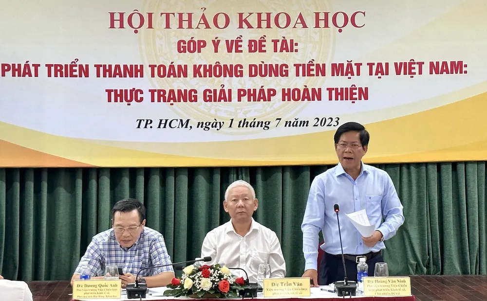 Tiến sỹ Hoàng Văn Ninh, Phó Viện trưởng IDS báo cáo đề tài tại hội thảo