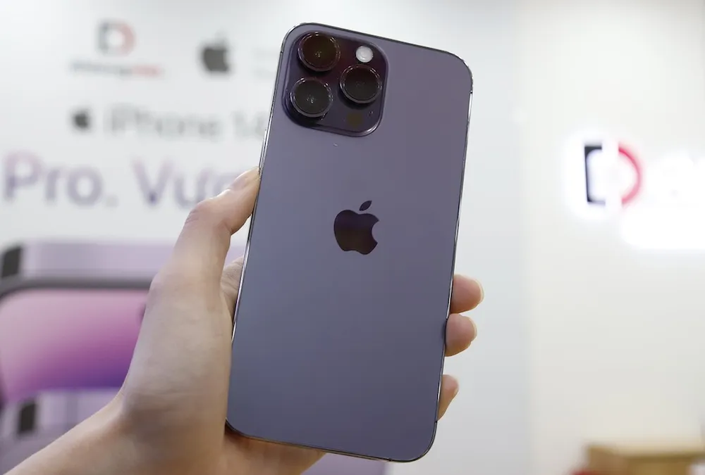 iPhone 14 Pro Max VN/A "chạm đáy" sau nhiều lần giảm giá mạnh từ đầu năm đến nay. Mức giá hiện tại của iPhone 14 Pro Max ở Di Động Việt chỉ từ 25,79 triệu đồng. Model này đã giảm thêm 400 ngàn đồng so với cuối tháng 6, nâng tổng mức giảm lên đến 8 triệu đồng so với giá niêm yết. Trong khi đó, phiên bản 256GB cũng được giảm thêm 500 ngàn đồng so với cuối tháng trước, chỉ còn từ 28,79 triệu đồng