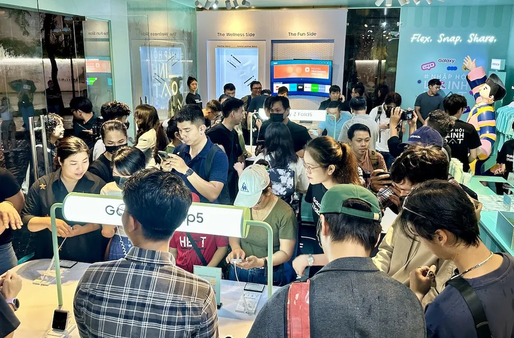 Người dùng trải nghiệm sản phẩm vừa được ra mắt của SamSung