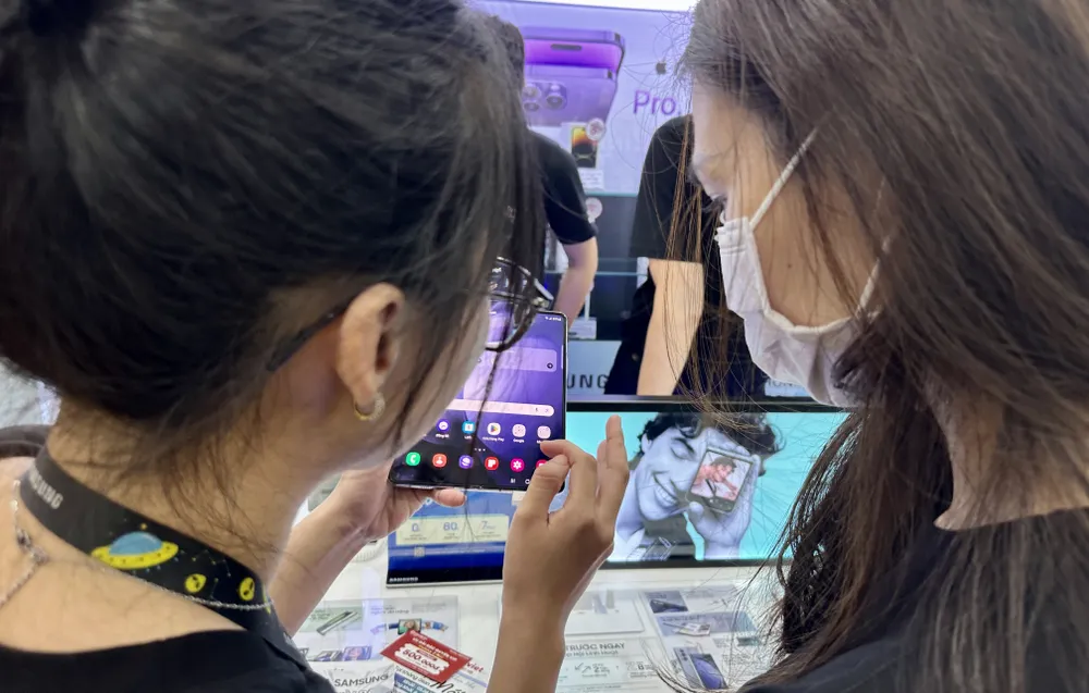 Nhiều người tham dự bất ngờ trước chính sách “Xài đã không thích thì trả” tại Di Động Việt