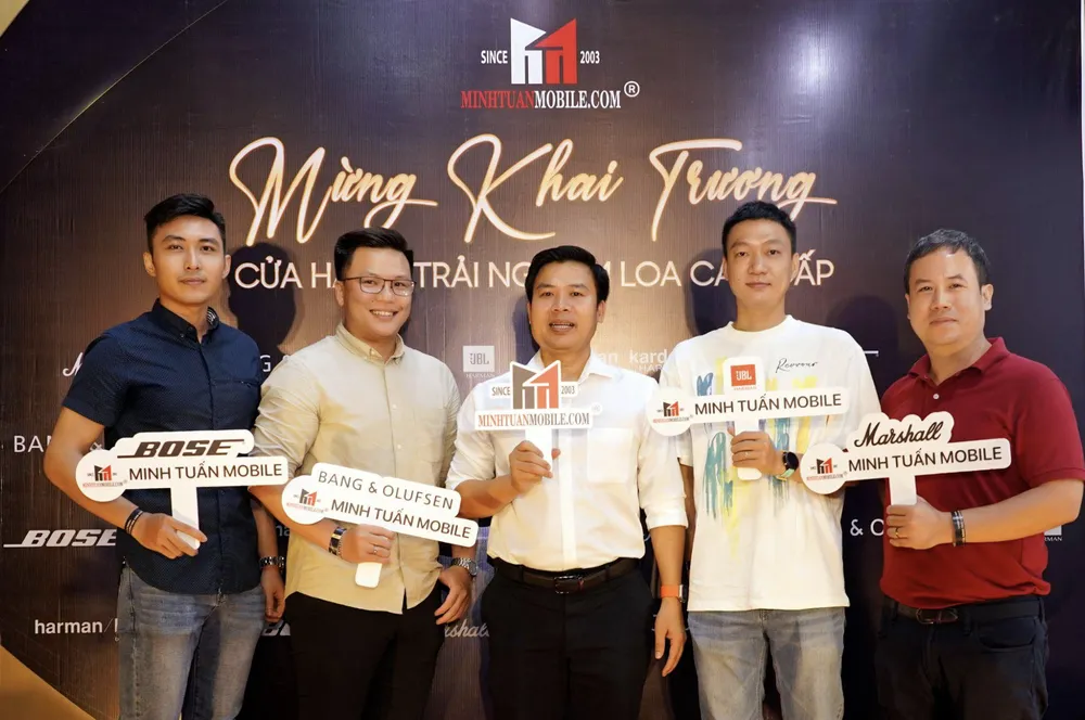 Ông Nguyễn Minh Tuấn (giữa) cùng đại diện các Hệ thống phân phối loa chính hãng tại Việt Nam Ông Nguyễn Minh Tuấn (giữa) cùng đại diện các Hệ thống phân phối loa chính hãng tại Việt Nam