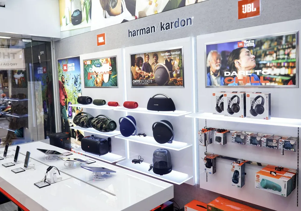 Một góc cửa hàng trải nghiệm loa cao cấp của Minh Tuấn Mobile