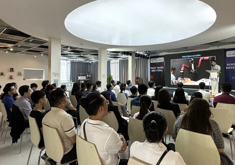 Đại diện ban tổ chức giới thiệu về cuộc thi