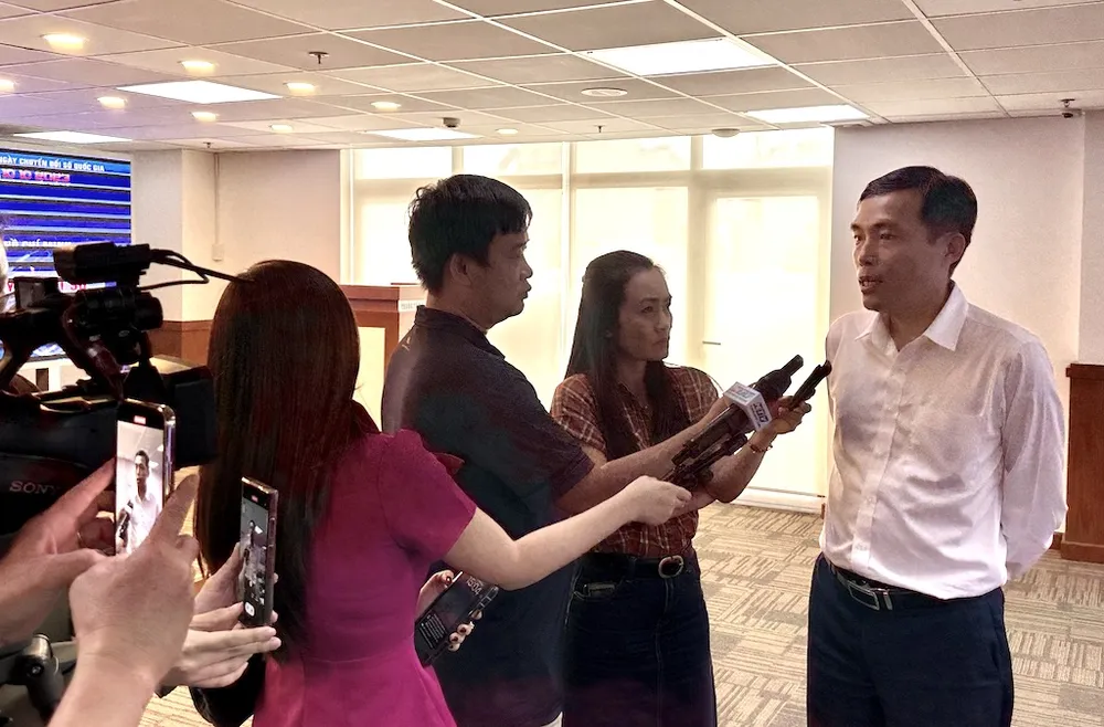 Ông Võ Minh Thành, Phó Giám đốc Sở TT-TT TPHCM trả lời báo chí sau họp báo