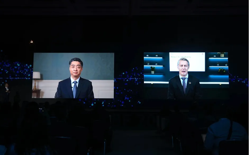 Ông Ken Hu - Chủ tịch luân phiên của Huawei và ông Granryd - Tổng giám đốc GSMA trao đổi tại MBBF 2023