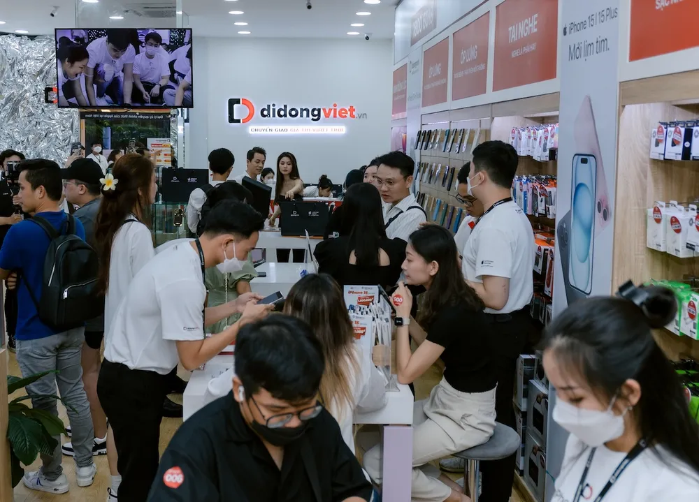 Nhiều khách hàng lựa chọn Trade-in thu cũ đổi mới iPhone 15 series tại Di Động Việt